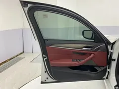 2022 BMW 5 Series modified 530Li leading M sports package, белый — фото 16