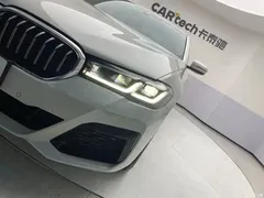 2021 BMW 5 Series 530Li Leading M Sport Package, белый — фото 9