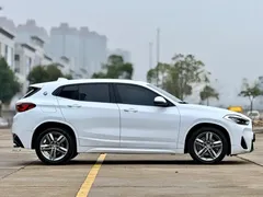 2022 BMW X2 sDrive25i M, белый — фото 5