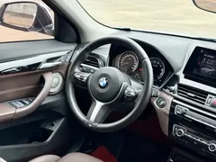 2022 BMW X2 sDrive25i M, белый — фото 13