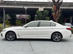 2022 BMW 5 Series 530Li M Sport Package, белый — фото 7