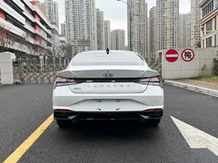 2022 Hyundai Elantra 1.5L CVT LUX Premium, белый — фото 5