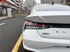 2022 Hyundai Elantra 1.5L CVT LUX Premium, белый — фото 7
