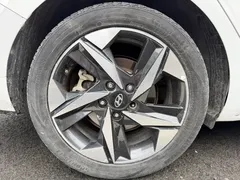 2022 Hyundai Elantra 1.5L CVT LUX Premium, белый — фото 12