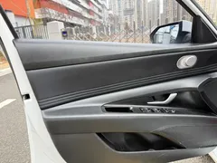 2022 Hyundai Elantra 1.5L CVT LUX Premium, белый — фото 17