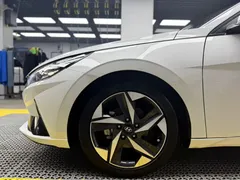 2022 Hyundai Elantra 1.5L CVT LUX Premium, белый — фото 7
