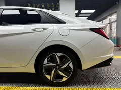 2022 Hyundai Elantra 1.5L CVT LUX Premium, белый — фото 9
