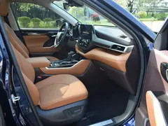 2022 Toyota Highlander Hybrid 2.5L 4WD Premium 7, синий — фото 13