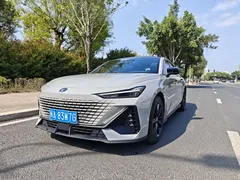 2022 Changan UNI-V 1.5T — фото 1