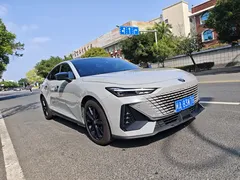 2022 Changan UNI-V 1.5T — фото 3