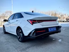 2023 Hyundai Elantra 1.5L CVT LUX Premium, белый — фото 4