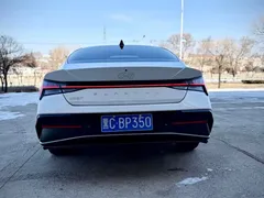 2023 Hyundai Elantra 1.5L CVT LUX Premium, белый — фото 5