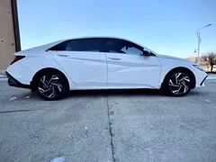 2023 Hyundai Elantra 1.5L CVT LUX Premium, белый — фото 7