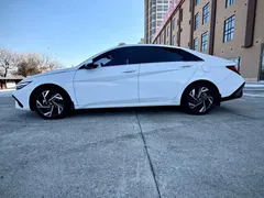 2023 Hyundai Elantra 1.5L CVT LUX Premium, белый — фото 8
