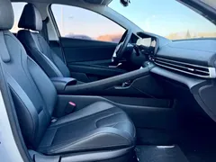 2023 Hyundai Elantra 1.5L CVT LUX Premium, белый — фото 13