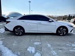 2023 Hyundai Elantra 1.5L CVT LUX Premium, белый — фото 7