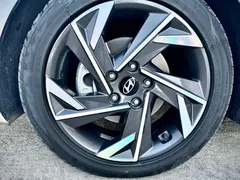 2023 Hyundai Elantra 1.5L CVT LUX Premium, белый — фото 9