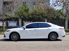 2021 Toyota Camry 2.5G Luxury, белый — фото 2