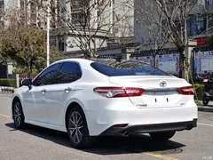 2021 Toyota Camry 2.5G Luxury, белый — фото 3