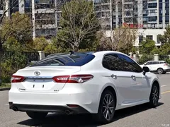 2021 Toyota Camry 2.5G Luxury, белый — фото 5