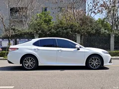 2021 Toyota Camry 2.5G Luxury, белый — фото 6