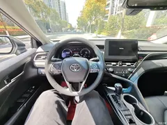 2021 Toyota Camry 2.5G Luxury, белый — фото 10