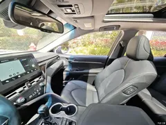 2021 Toyota Camry 2.5G Luxury, белый — фото 11