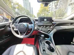 2021 Toyota Camry 2.5G Luxury, белый — фото 13