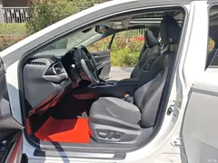 2021 Toyota Camry 2.5G Luxury, белый — фото 16