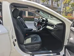 2021 Toyota Camry 2.5G Luxury, белый — фото 19