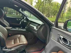 2022 Volvo XC60 B5 4WD Zhiyi Luxury, чёрный — фото 8