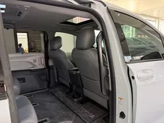 2023 Toyota Sienna 2.5L Hybrid Comfort, белый — фото 12
