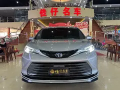 2021 Toyota Sienna 2.5L Hybrid Premium — фото 2