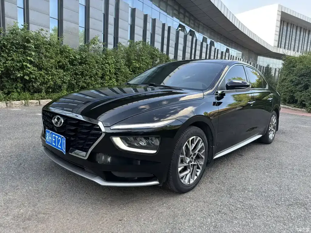 2021 Hyundai Famous Picture 1.8L CVT GLX Elite