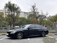 2022 BMW 5 Series 5 530i Fashion M, чёрный — фото 1