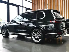 2024 BMW X7 xDrive40i Leading Luxury Package, чёрный — фото 7