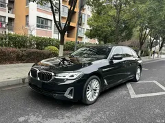 2021 BMW 5 Series 525Li Luxury Package, чёрный — фото 1
