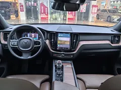 2022 Volvo XC60 4WD Luxury — фото 6