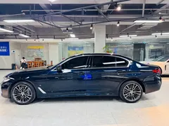 2023 BMW 5 Series 5 530Li M, синий — фото 3