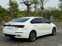 2021 Kia K3 1.5L CVT Fashion, белый — фото 13