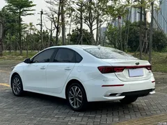 2021 Kia K3 1.5L CVT Fashion, белый — фото 15