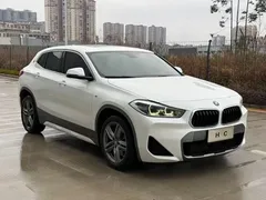 2022 BMW X2 sDrive25i M, белый — фото 9