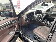 2022 BMW 5 Series 525Li Luxury Package, чёрный — фото 18