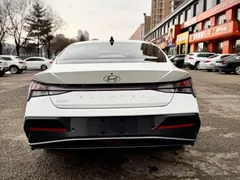 2023 Hyundai Elantra 1.5L CVT LUX Premium, белый — фото 5
