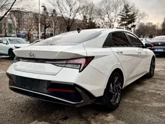 2023 Hyundai Elantra 1.5L CVT LUX Premium, белый — фото 6