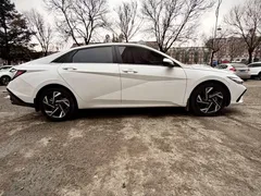 2023 Hyundai Elantra 1.5L CVT LUX Premium, белый — фото 7
