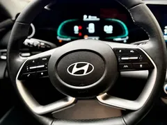 2023 Hyundai Elantra 1.5L CVT LUX Premium, белый — фото 23