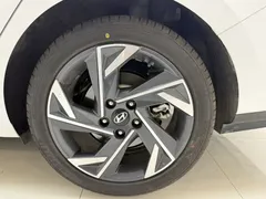 2023 Hyundai Elantra 1.5L CVT LUX Premium, белый — фото 12