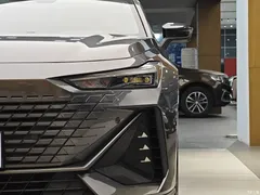 2022 Changan UNI-V 1.5T smart pilot model — фото 2