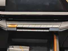 2022 Changan UNI-V 1.5T smart pilot model — фото 17